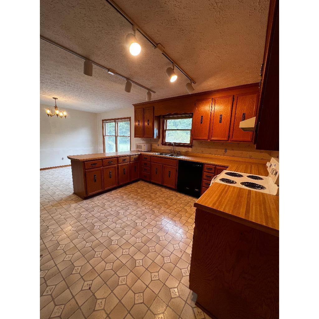 131 Country Pl Road Axton, VA 24054 - Photo 5 of 25 04