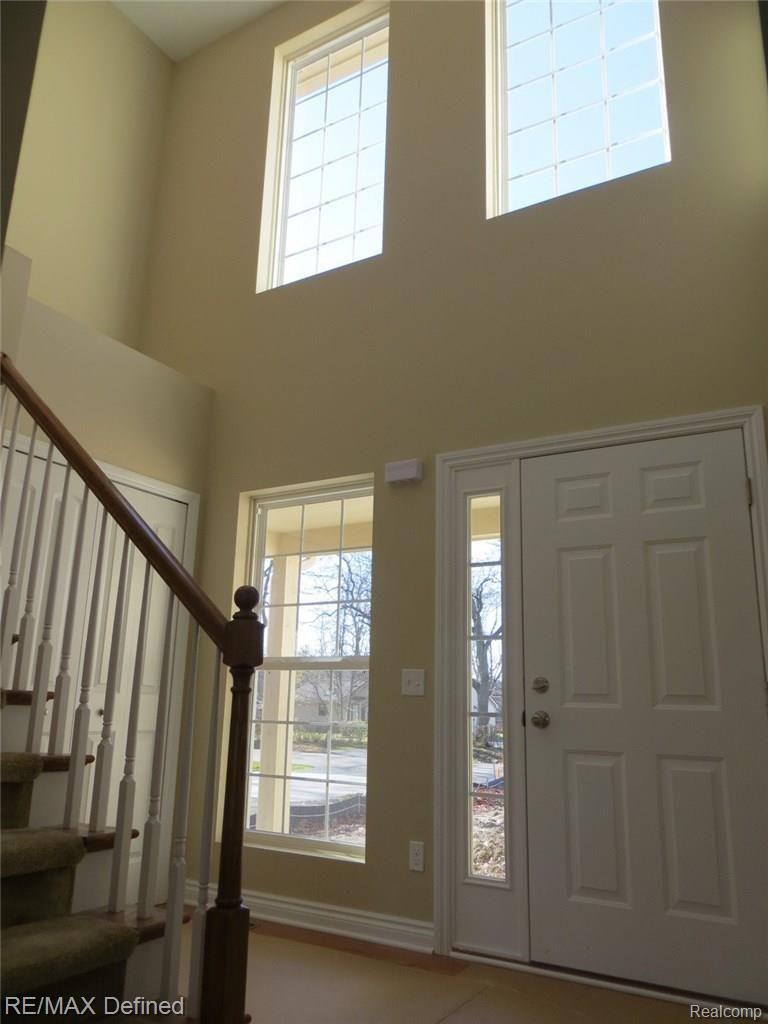 2805 Simpson Drive Rochester, MI 48309 - Photo 2 of 14 Two Story Foyer