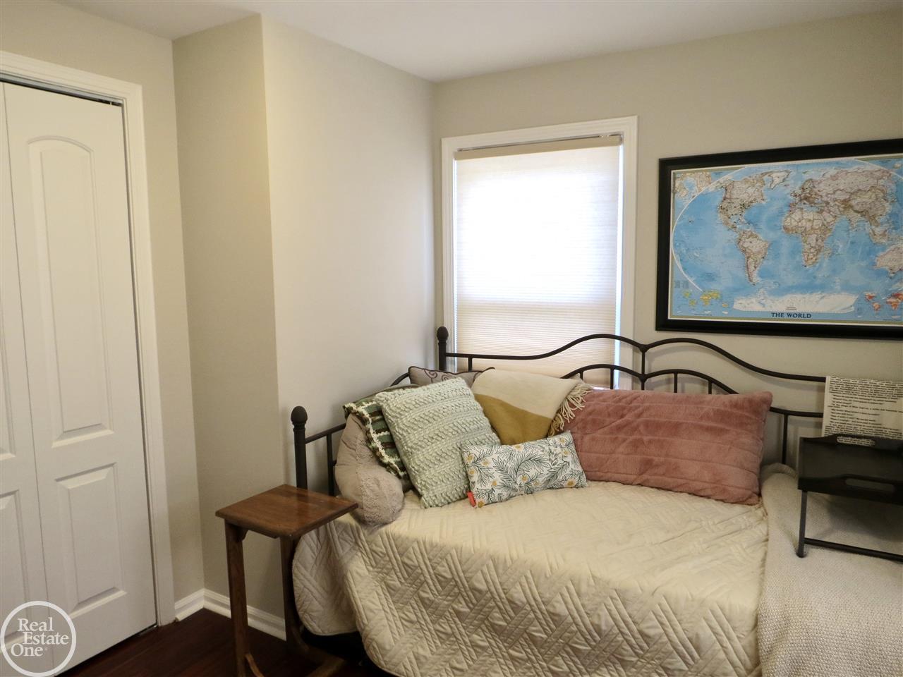 3078 York Rochester, MI 48309 - Photo 24 of 41 50017315-23.JPG