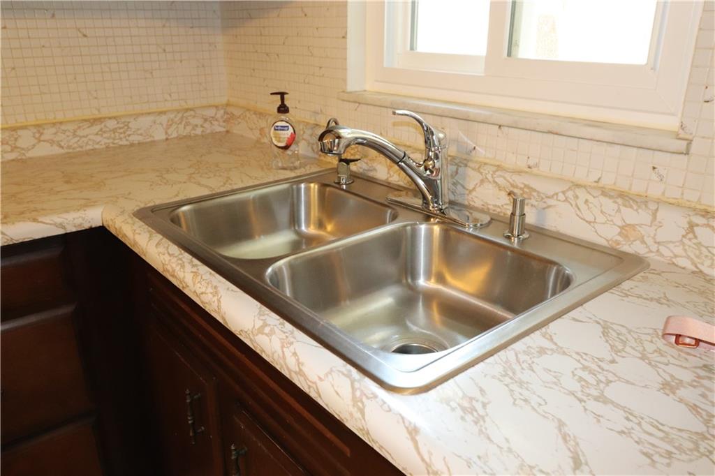 2012 Spring Hill Road Pittsburgh, PA 15243 - Photo 11 of 34 So clean!