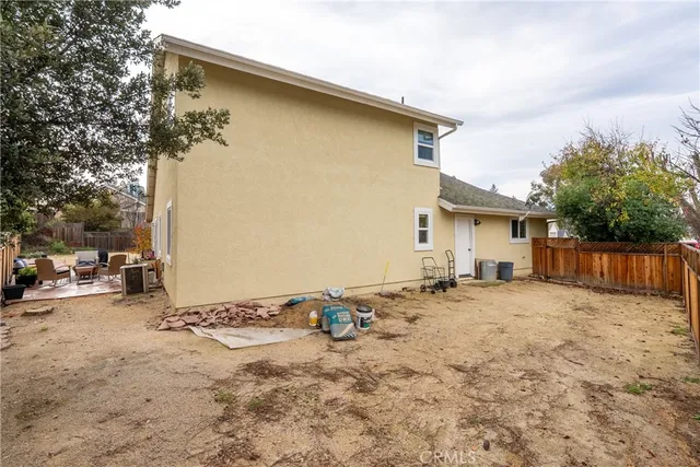 a view of backyard of the house