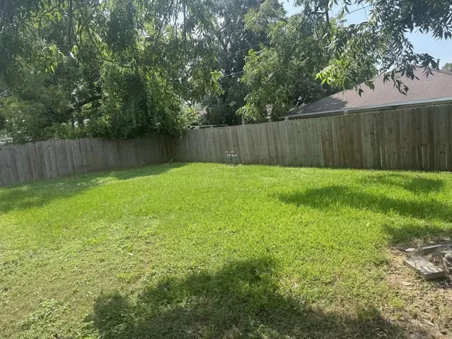 a view of a back yard