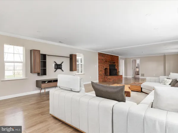 $850,000 | 60 North Tavenner Lane, Hamilton, VA 20158