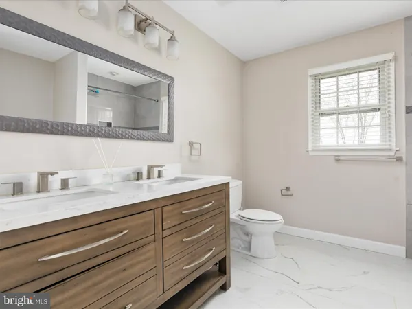 $850,000 | 60 North Tavenner Lane, Hamilton, VA 20158