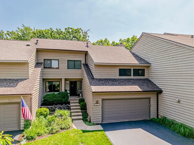 $400,000 | 1541 Kirkwood Drive, Geneva, IL 60134