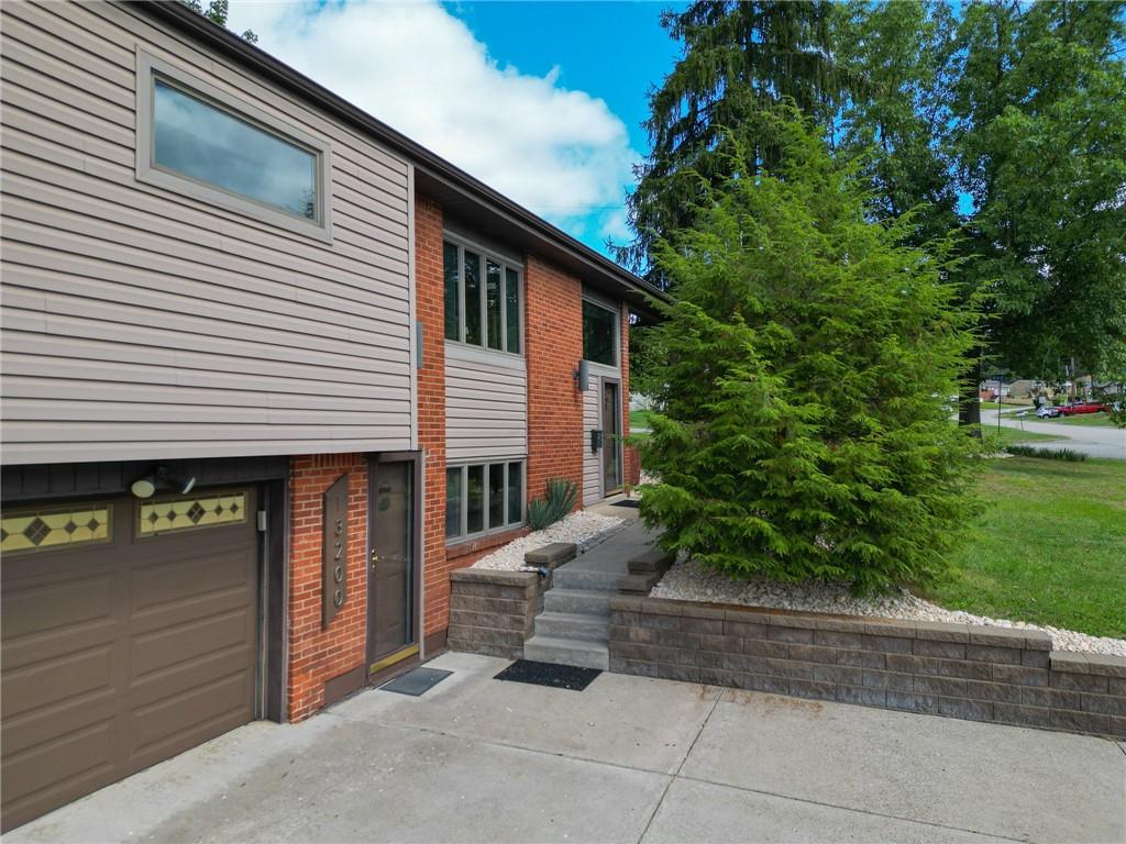 13200 St Clair Drive Irwin, PA 15642 - Photo 3 of 38