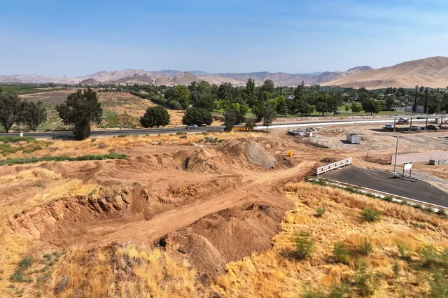 $1,250,000 | 709 West Naranjo Boulevard, Woodlake, CA 93286