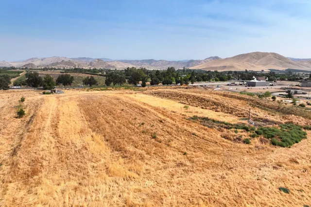 $1,250,000 | 709 West Naranjo Boulevard, Woodlake, CA 93286