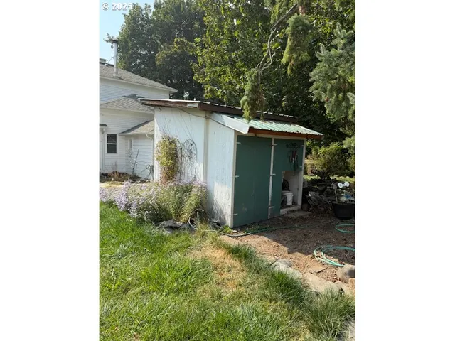 a view of a back yard of the house