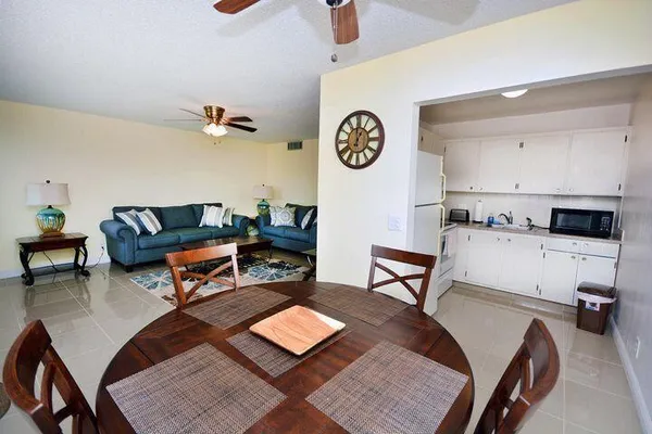 $1,400 | 3400 Springdale Boulevard, Unit 316, Palm Springs, FL 33461