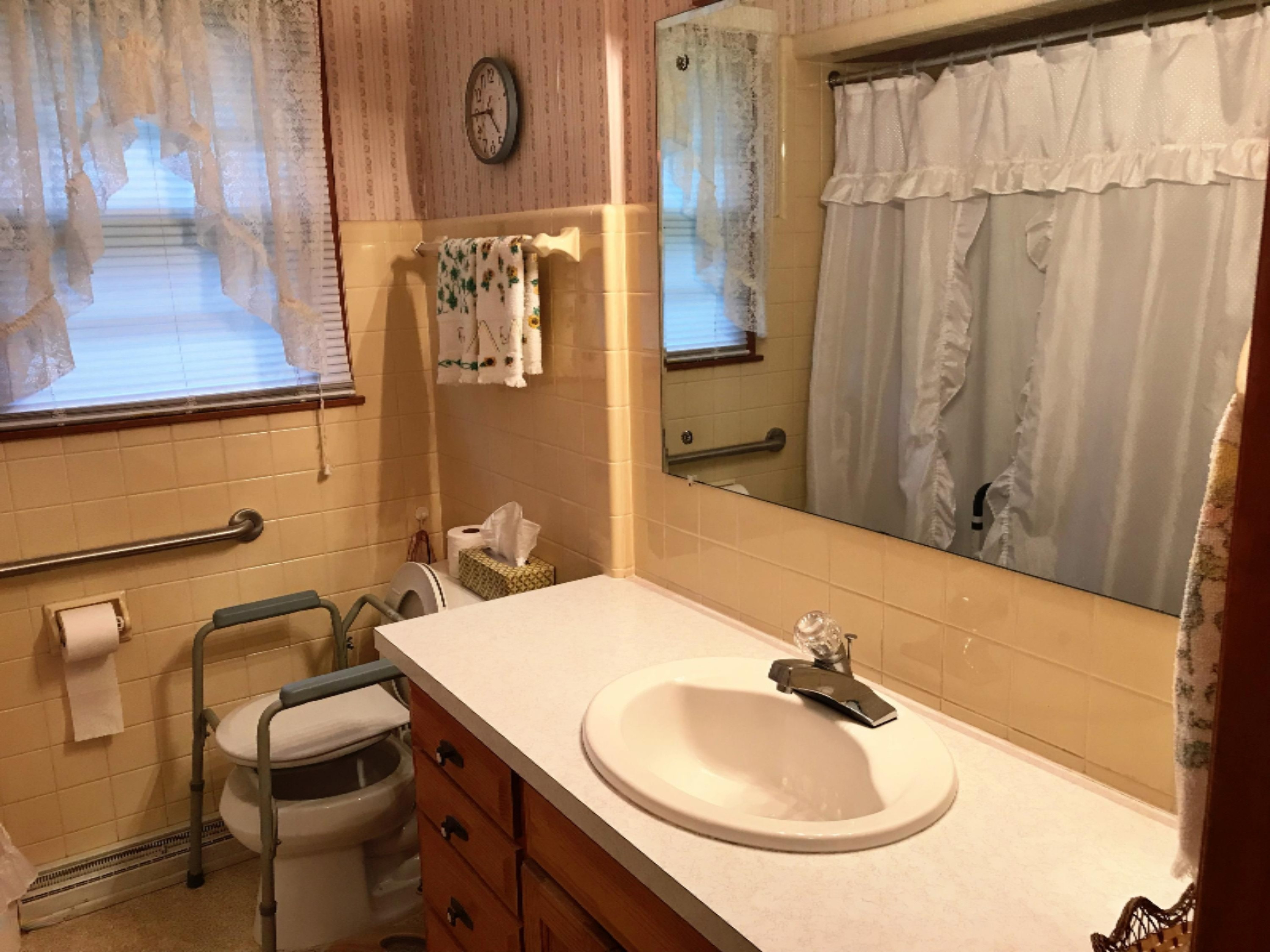 988 Fairlawn Road St. Joseph, MI 49085 - Photo 11 of 25 Bathroom1