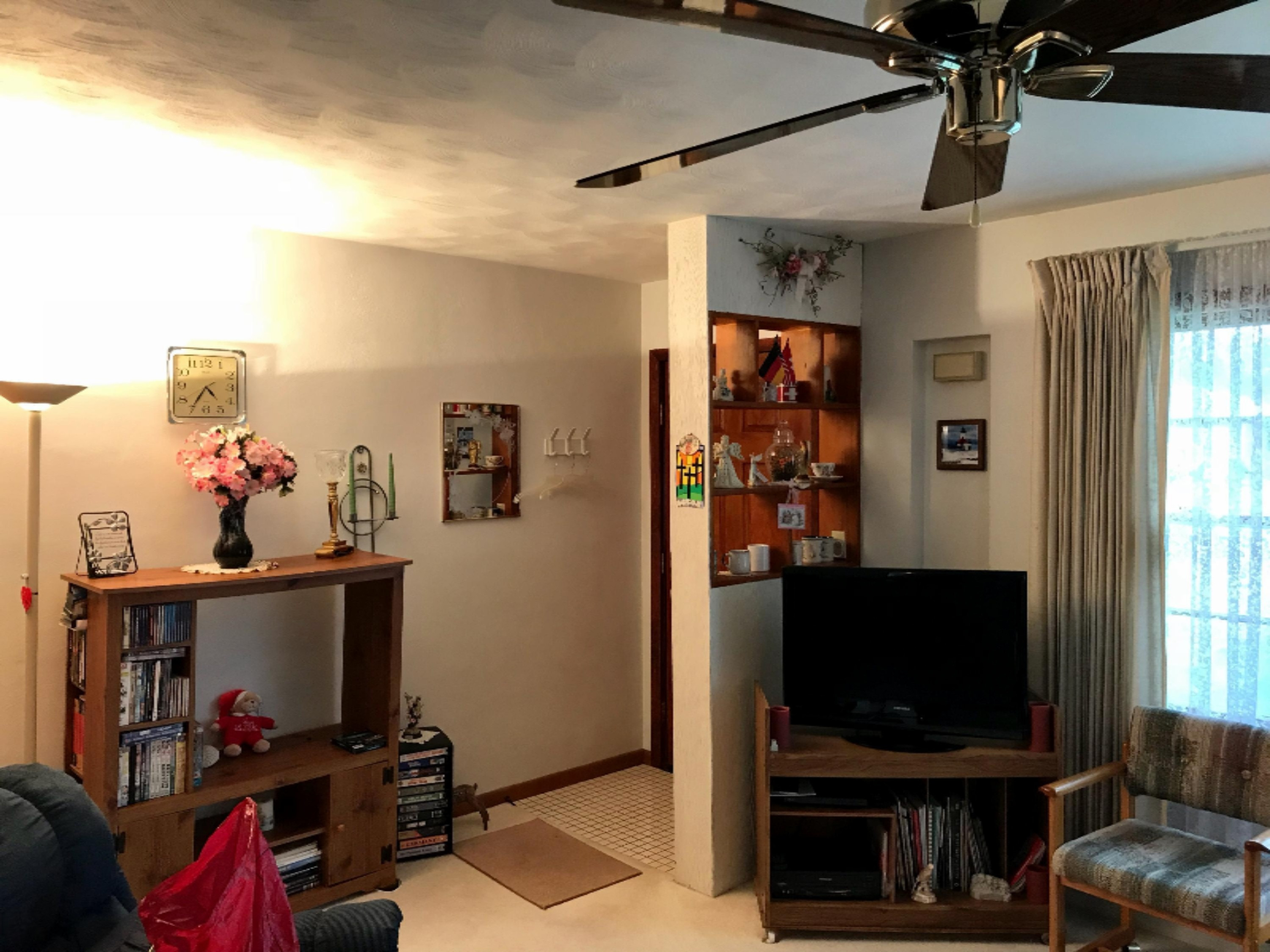988 Fairlawn Road St. Joseph, MI 49085 - Photo 6 of 25 Living1