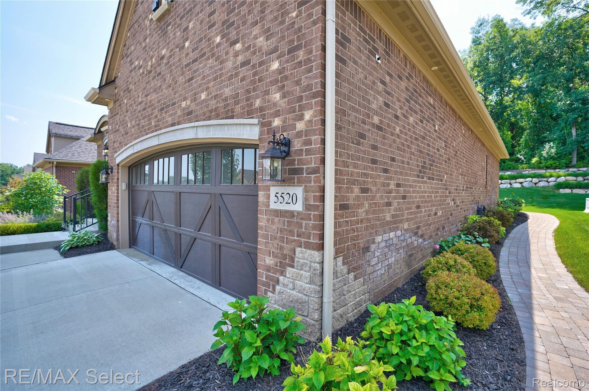 5520 Woodfall Road Clarkston, MI 48348 - Photo 4 of 48 5520 Woodfall Rd 08.jpg