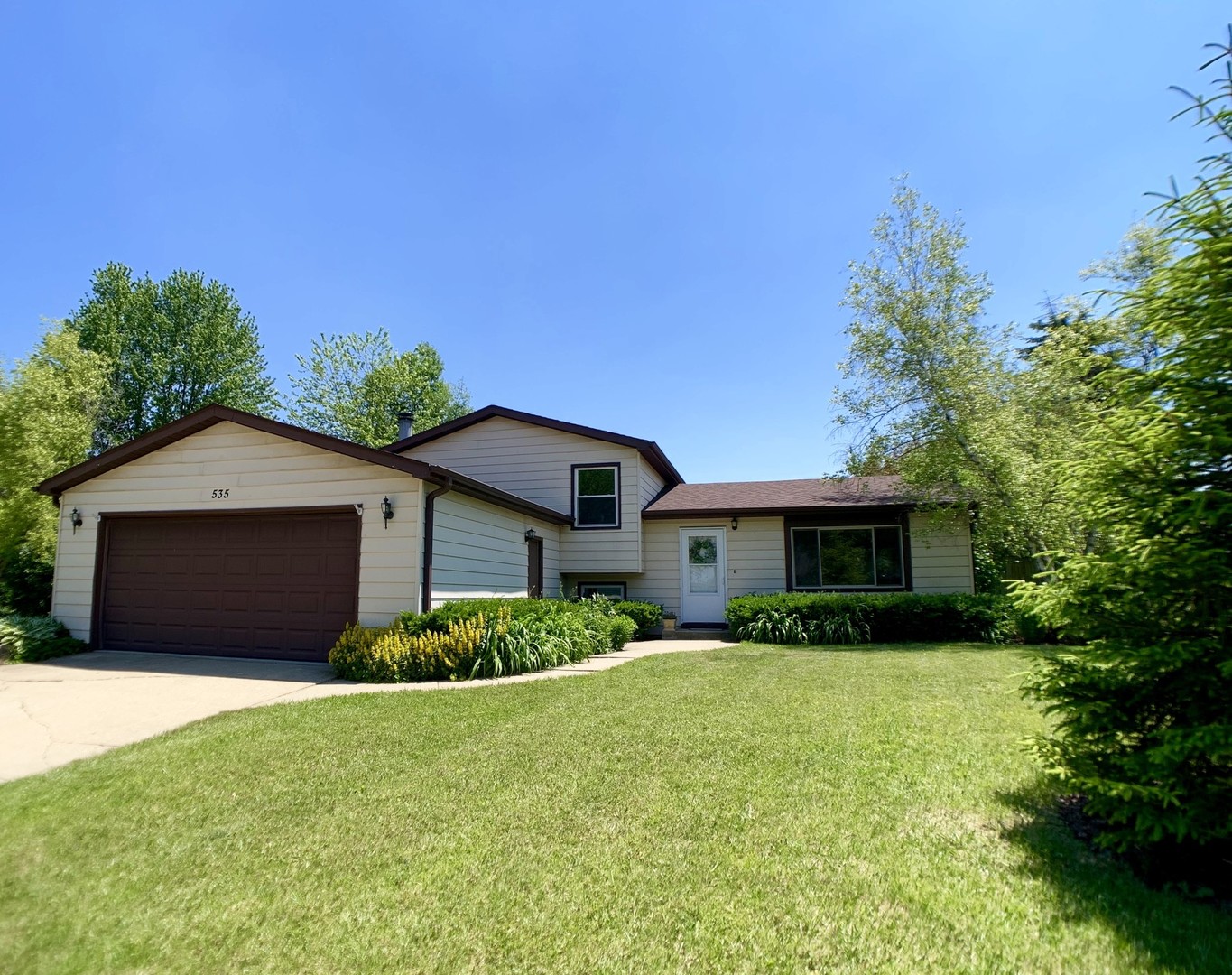 535 Whispering Pines Road Lindenhurst, IL 60046 - Photo 2 of 19