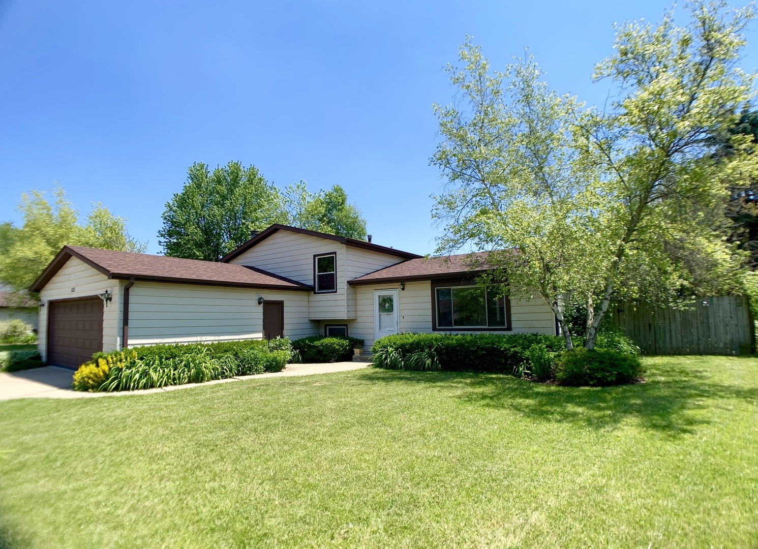535 Whispering Pines Road Lindenhurst, IL 60046 - Photo 3 of 19
