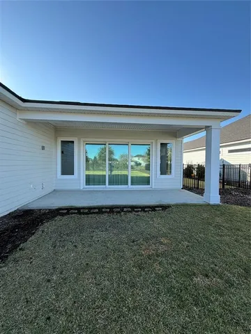 a view of a house with backyard