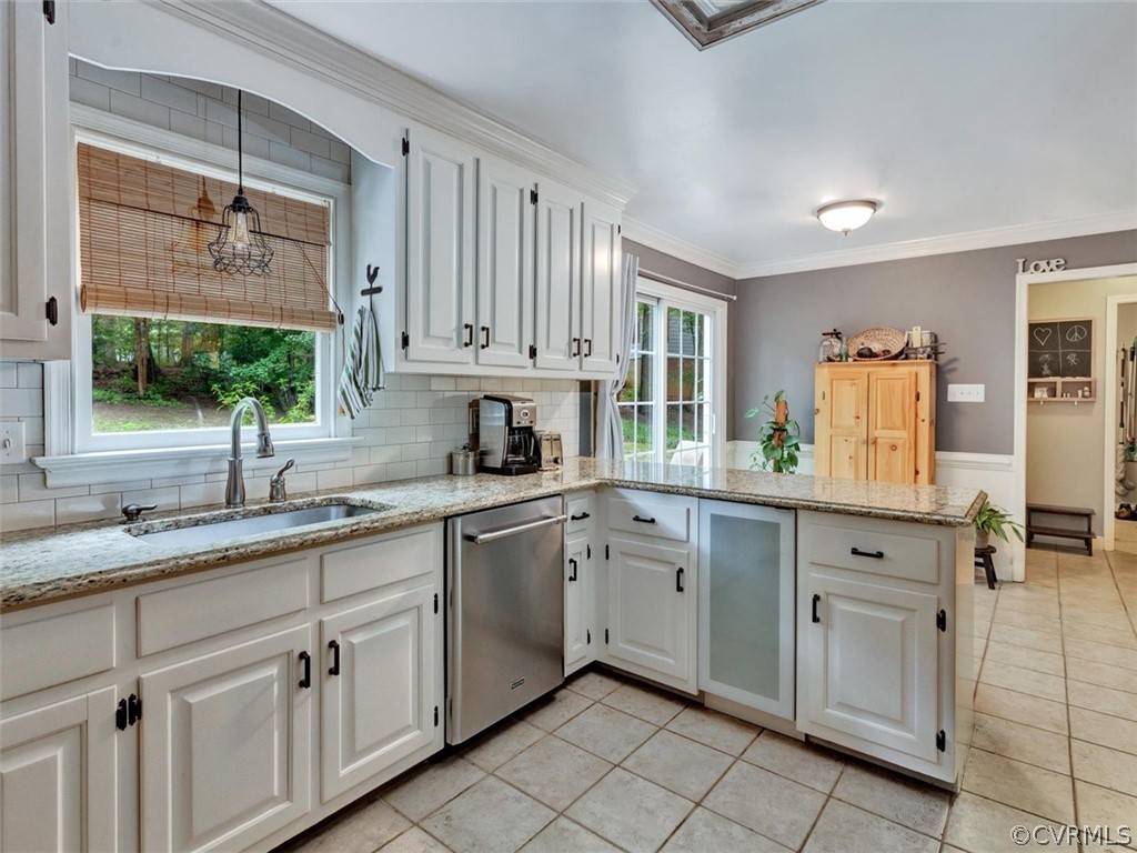 13631 Castleway Road Midlothian, VA 23114 - Photo 10 of 37 Looking toward eat-in kitchen area.