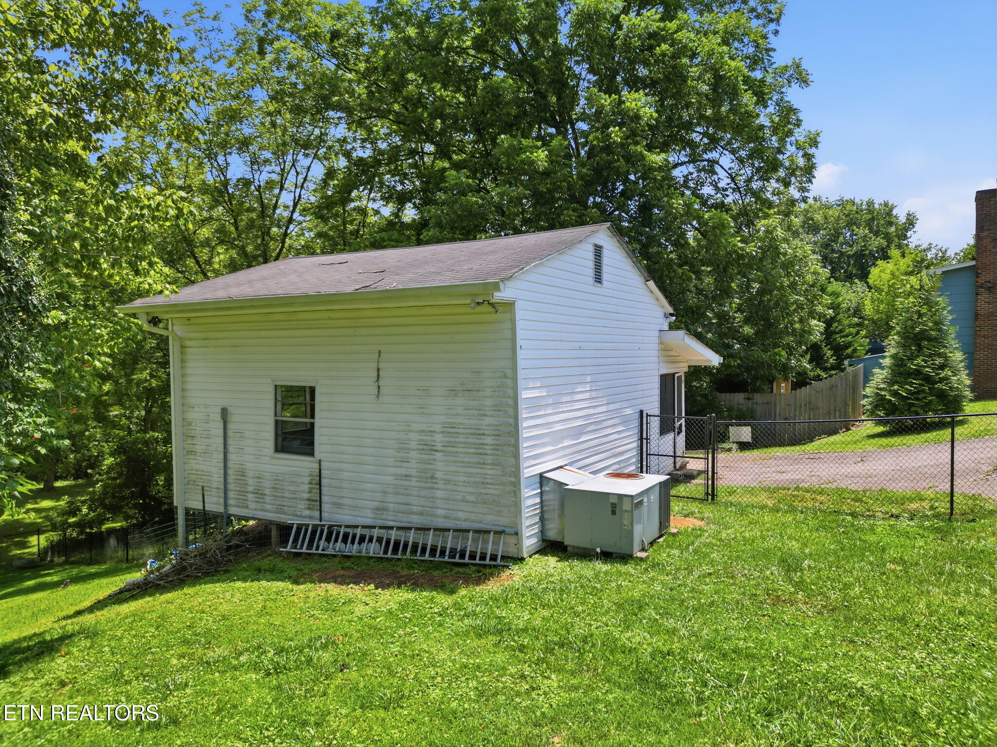 124 Salem Road Oak Ridge, TN 37830 - Photo 37 of 44 Detached Workshop