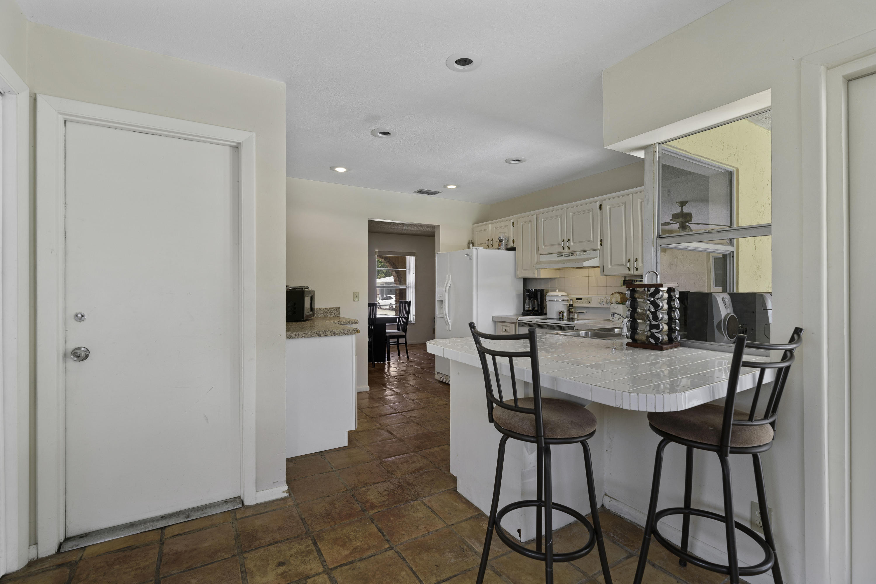 1700 Southwest 9th Street Boca Raton, FL 33486 - Photo 7 of 22 Kitchen Bar