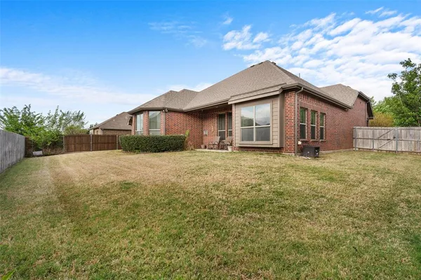 $325,000 | 211 Chinaberry Trail, Forney, TX 75126