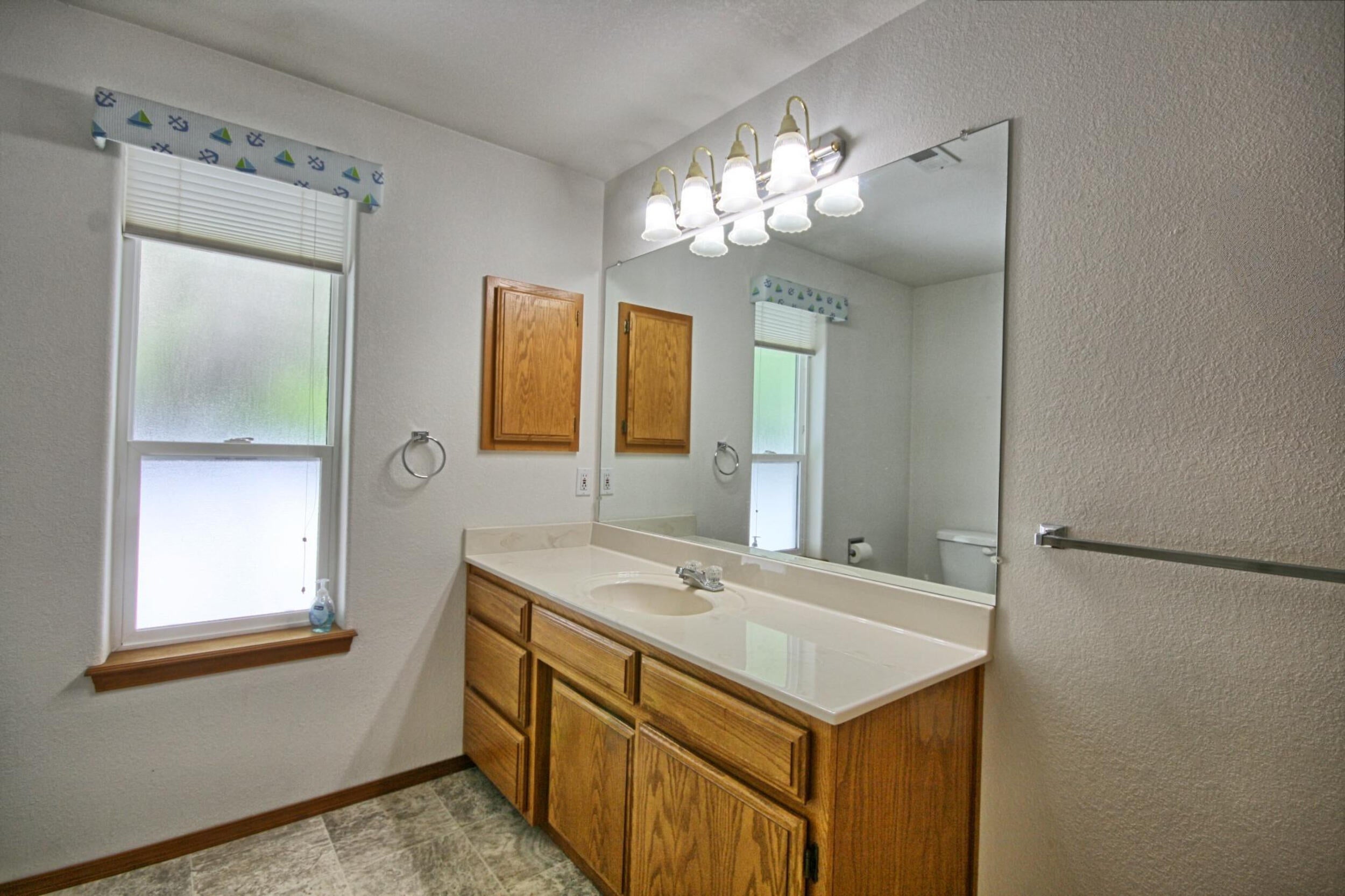 841 Brandon Street Central Point, OR 97502 - Photo 24 of 41 guest vanity