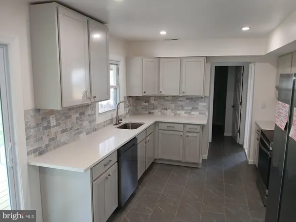 a view of empty room with window