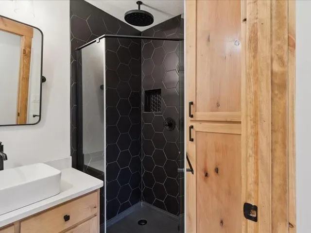 $749,900 | 6239 Northwest County Road 4002, Butler, MO 64730