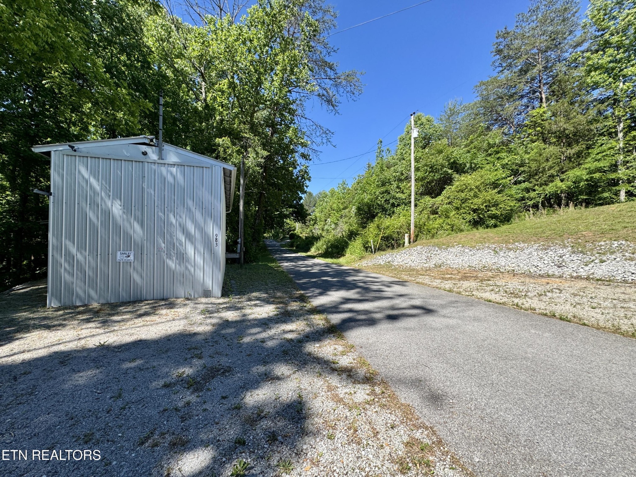 983 River Hill Road Sparta, TN 38583 - Photo 33 of 47 a view of a barn with wooden fence