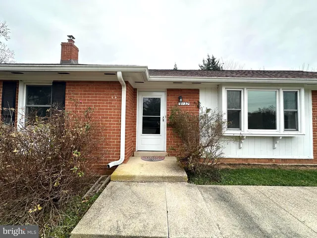a view of a house with a small yard and plants