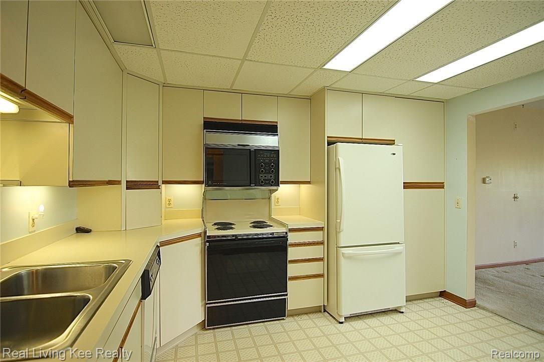 969 GreenView Court, Unit 41 Rochester, MI 48307 - Photo 12 of 43 IMG_9700.JPG