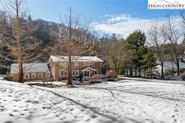 a sign that is sitting on the side of a road