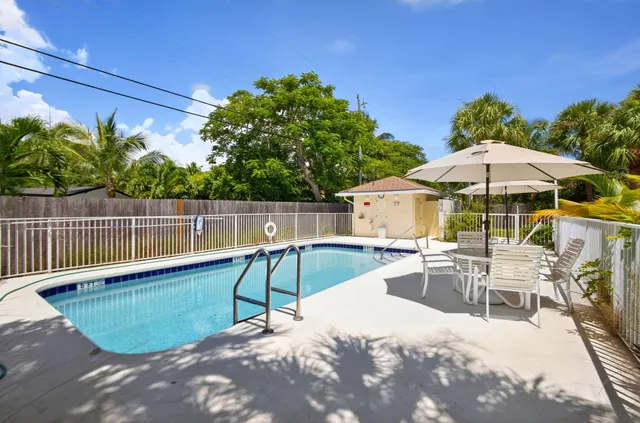 $575,000 | 479 Tequesta Drive, Unit 7, Tequesta, FL 33469