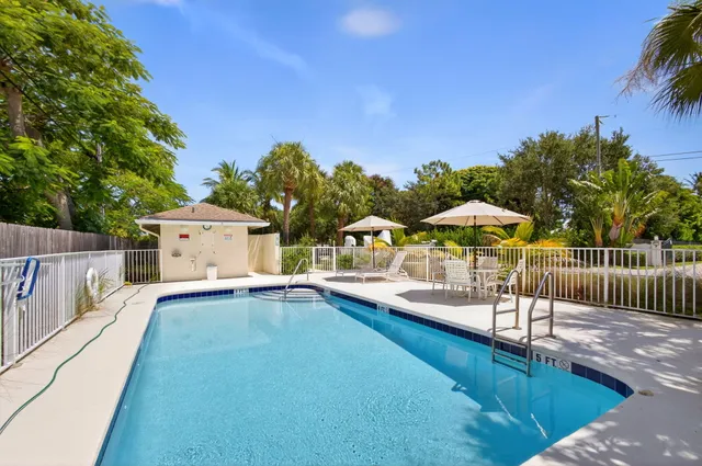 $575,000 | 479 Tequesta Drive, Unit 7, Tequesta, FL 33469