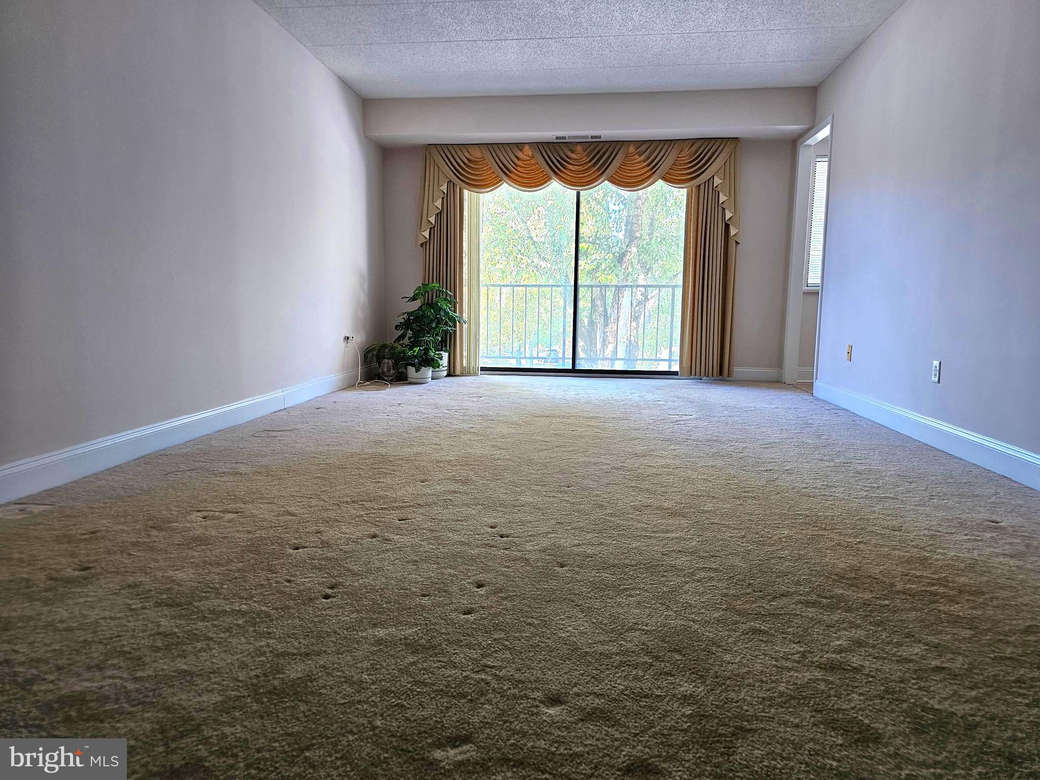 1000 Putnam Boulevard, Unit 307 Wallingford, PA 19086 - Photo 11 of 47 Living Room