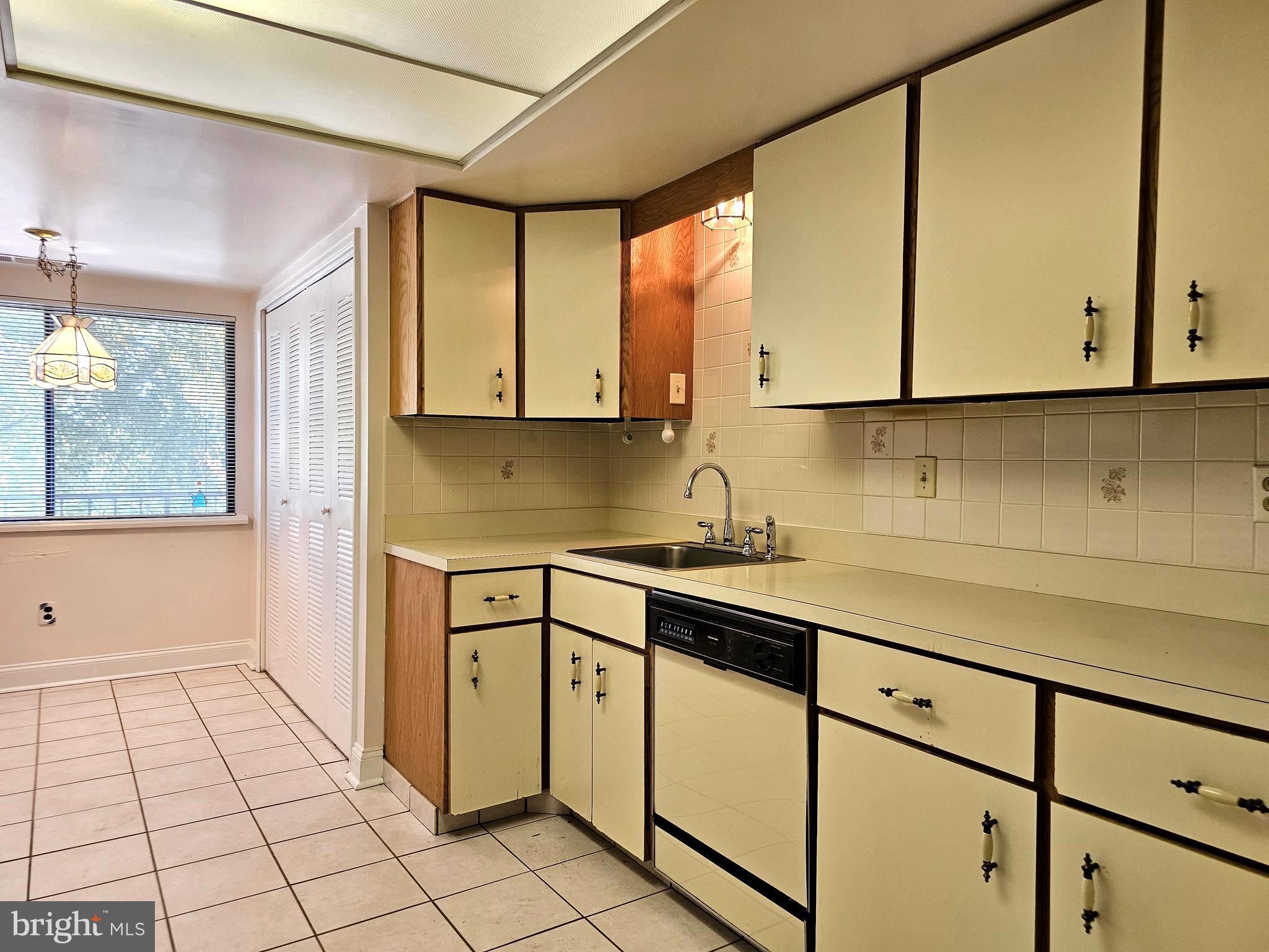 1000 Putnam Boulevard, Unit 307 Wallingford, PA 19086 - Photo 13 of 47 Kitchen