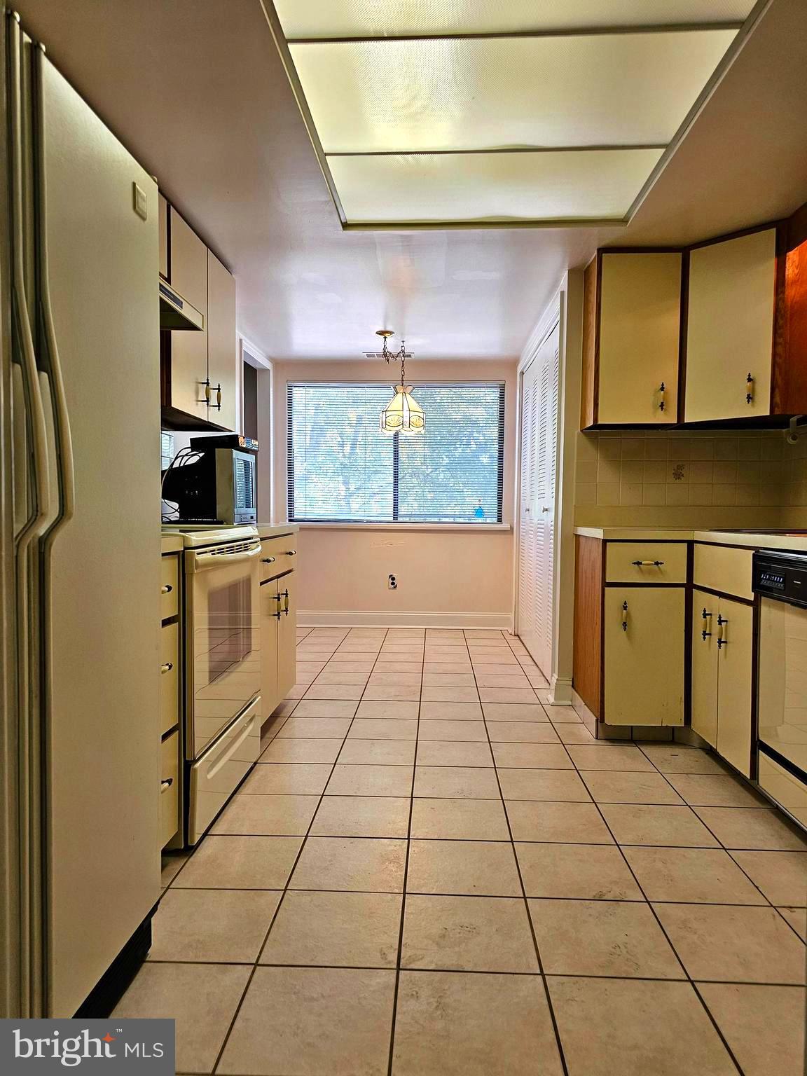 1000 Putnam Boulevard, Unit 307 Wallingford, PA 19086 - Photo 14 of 47 Kitchen