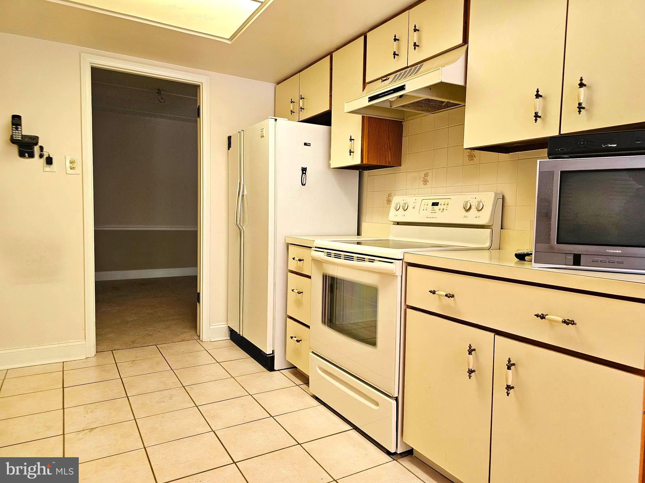 1000 Putnam Boulevard, Unit 307 Wallingford, PA 19086 - Photo 15 of 47 Kitchen