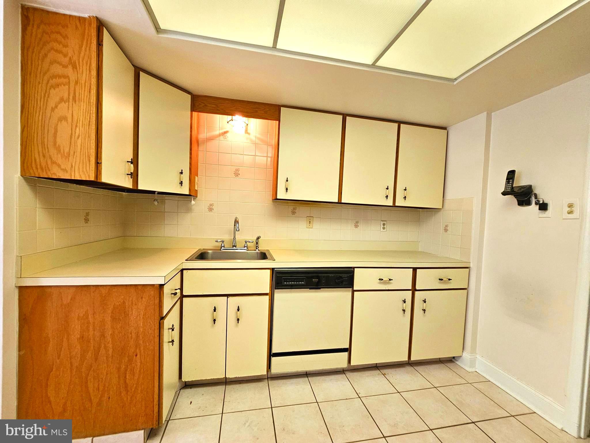 1000 Putnam Boulevard, Unit 307 Wallingford, PA 19086 - Photo 16 of 47 Kitchen