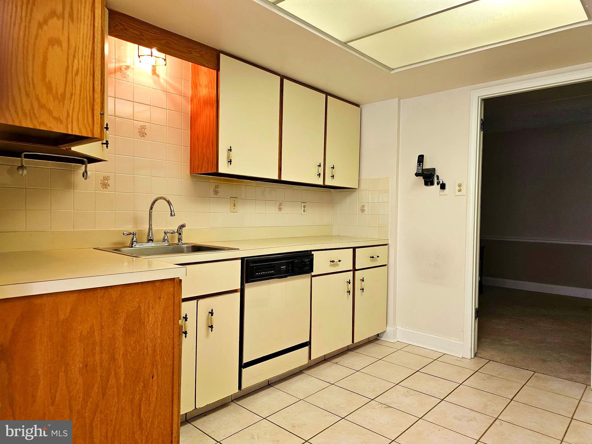 1000 Putnam Boulevard, Unit 307 Wallingford, PA 19086 - Photo 17 of 47 Kitchen