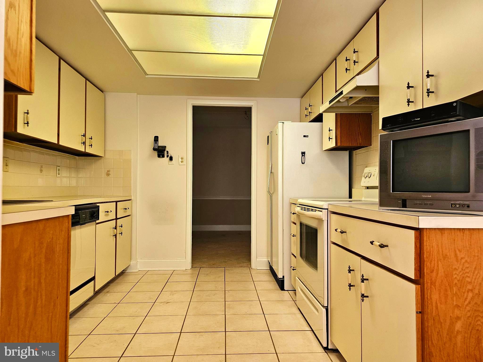 1000 Putnam Boulevard, Unit 307 Wallingford, PA 19086 - Photo 18 of 47 Kitchen