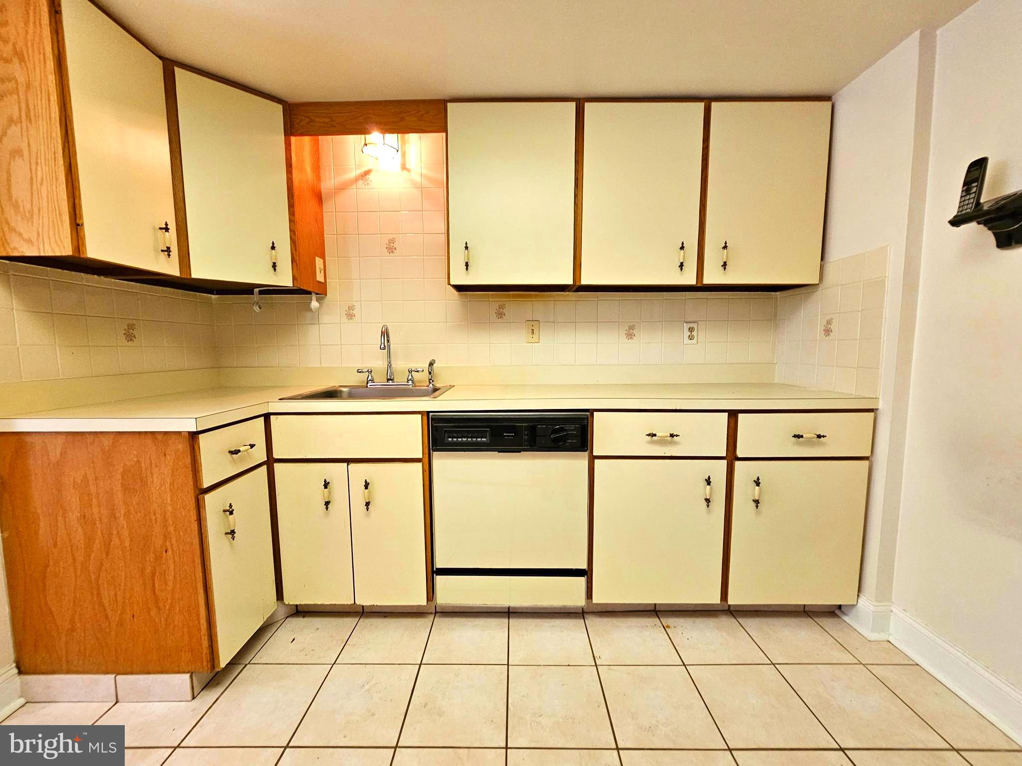 1000 Putnam Boulevard, Unit 307 Wallingford, PA 19086 - Photo 19 of 47 Kitchen