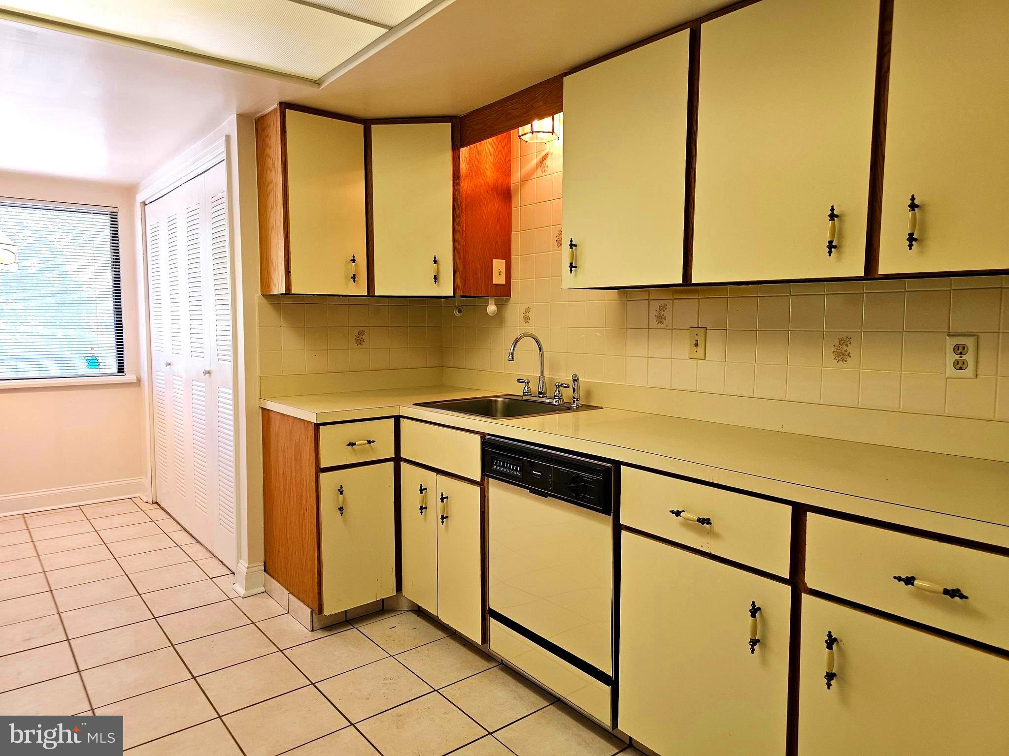 1000 Putnam Boulevard, Unit 307 Wallingford, PA 19086 - Photo 20 of 47 Kitchen