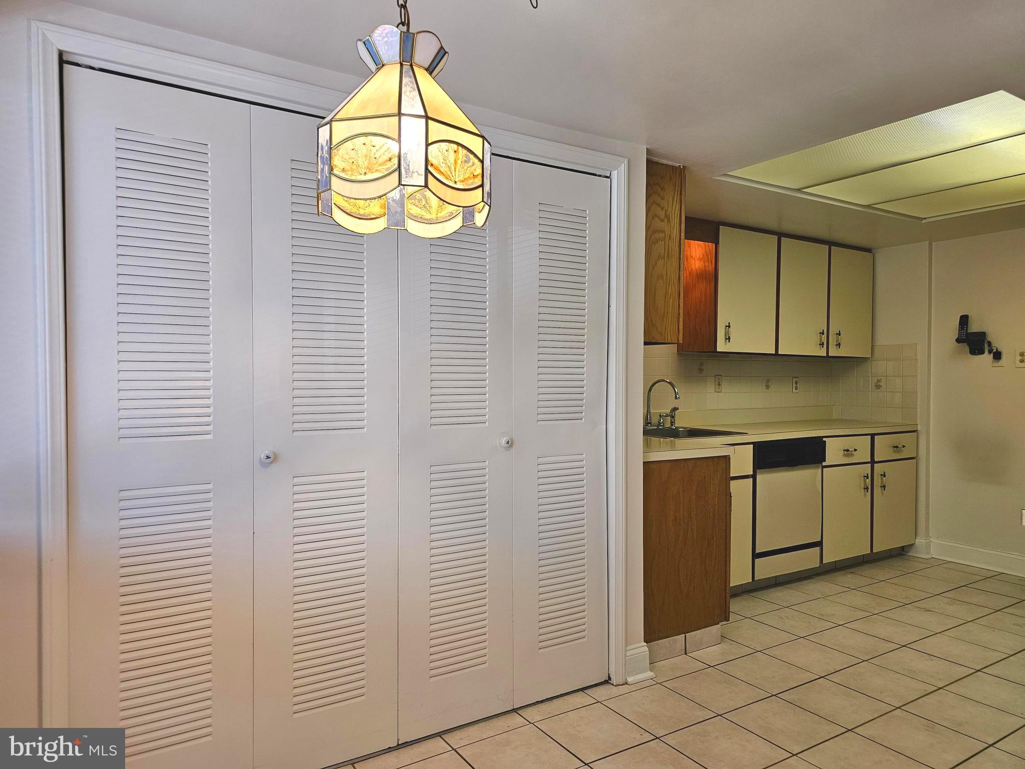 1000 Putnam Boulevard, Unit 307 Wallingford, PA 19086 - Photo 25 of 47 Kitchen