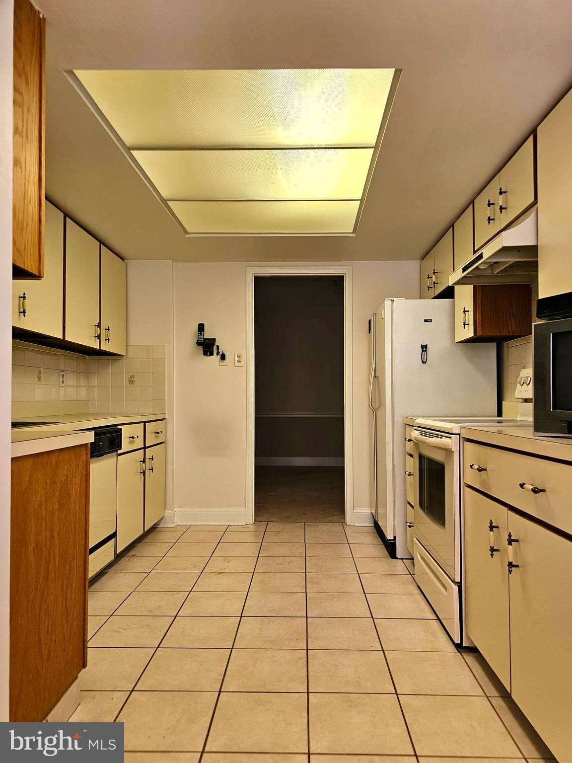 1000 Putnam Boulevard, Unit 307 Wallingford, PA 19086 - Photo 27 of 47 Kitchen