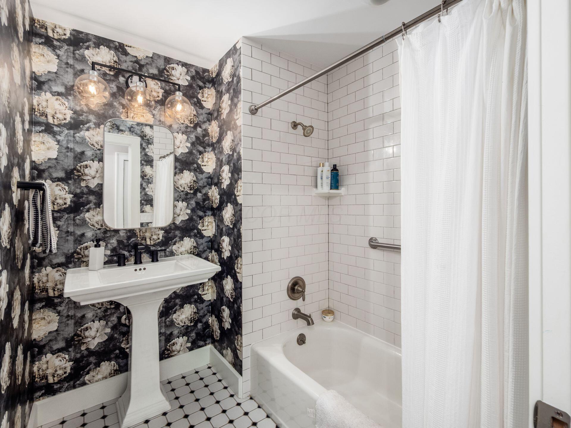 180 South Ardmore Road Columbus, OH 43209 - Photo 30 of 45 Full Bathroom - Second Floor Hallway