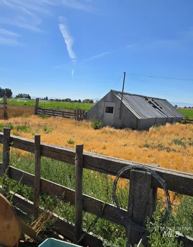 $330,000 | 975 West 100th Street South, Paul, ID 83347