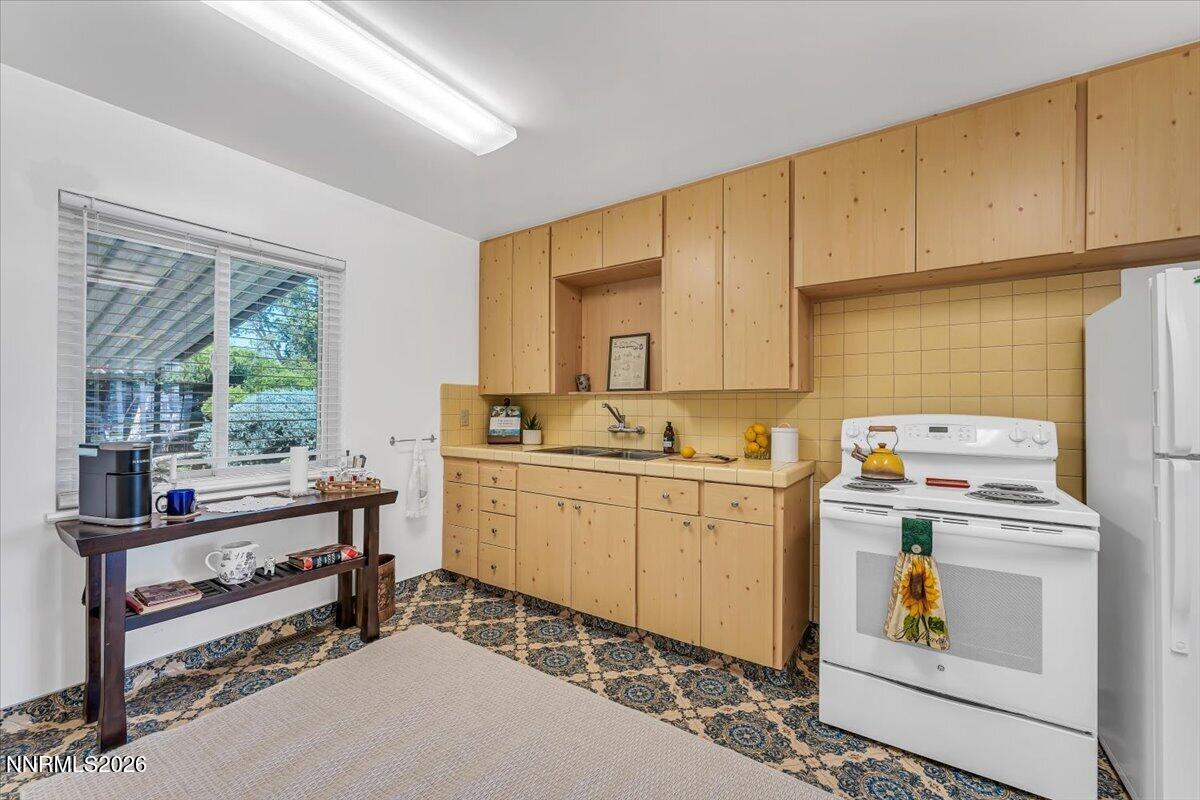 725 Wilkinson Avenue Reno, NV 89502 - Photo 7 of 29 09-725 Wilkinson Ave Reno NV 89502 (9 of