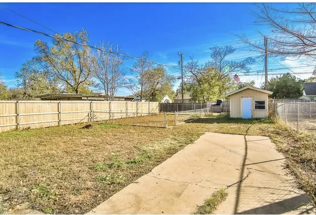 a view of a backyard