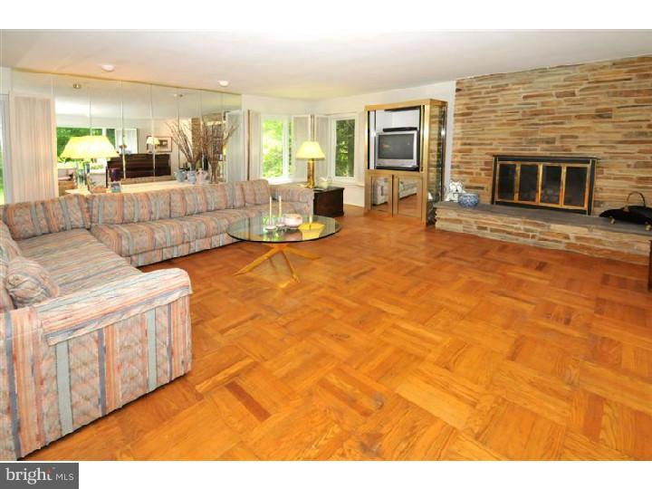 8104 Heacock Lane Wyncote, PA 19095 - Photo 4 of 18 Living Room