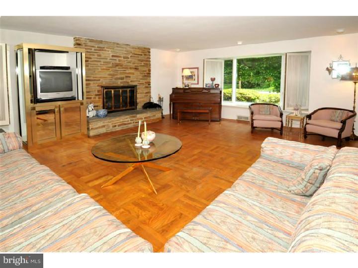8104 Heacock Lane Wyncote, PA 19095 - Photo 5 of 18 Living Room